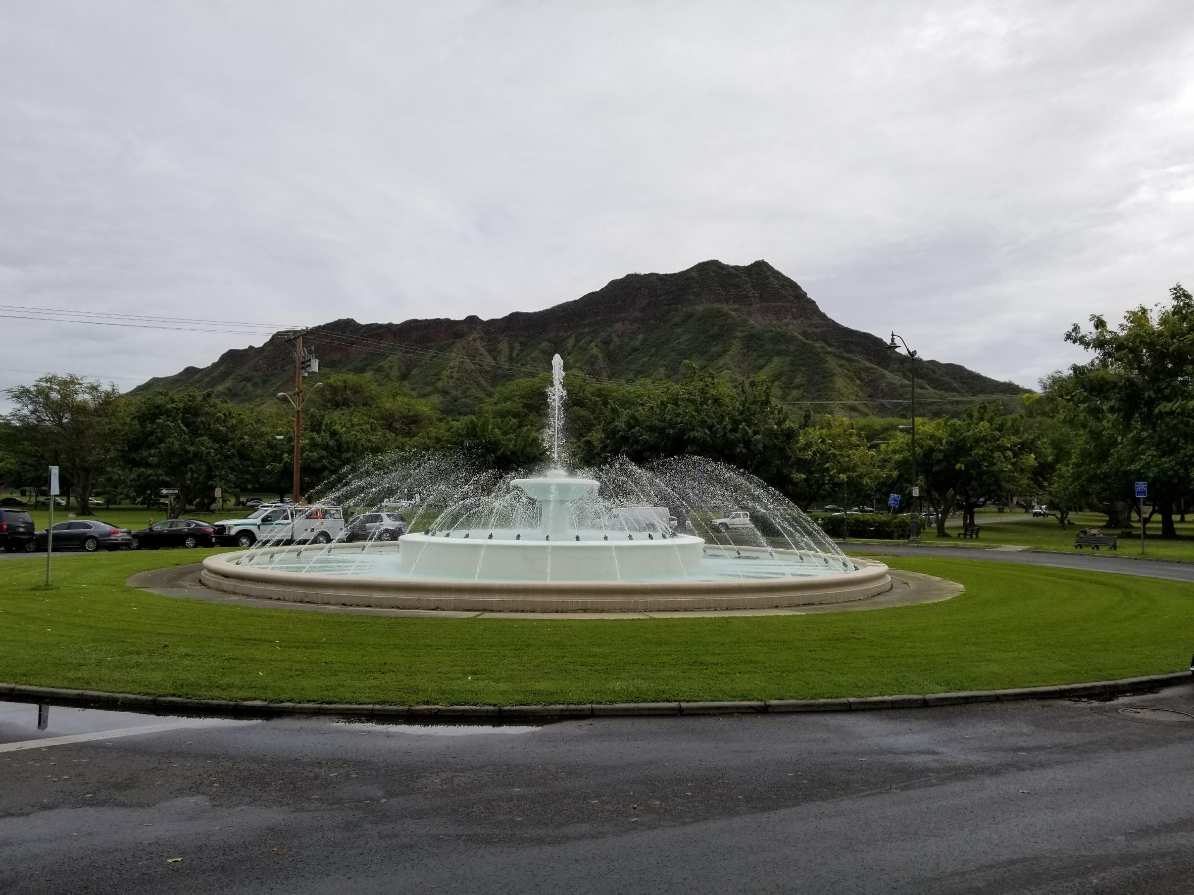 カピオラニ公園に設置噴水。鳳凰を戴いてるので「鳳凰噴水塔」と呼ばれている