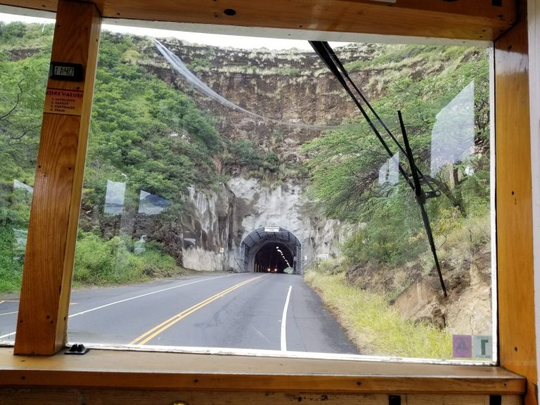 ダイアモンドヘッドへの道。このトンネルの先にあるのは…