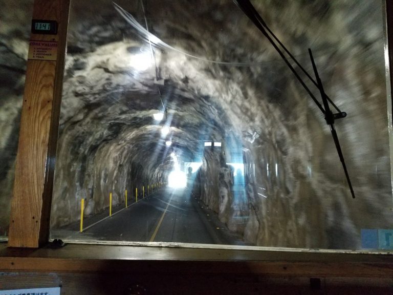 ダイアモンドヘッドへの道。トンネルの中！