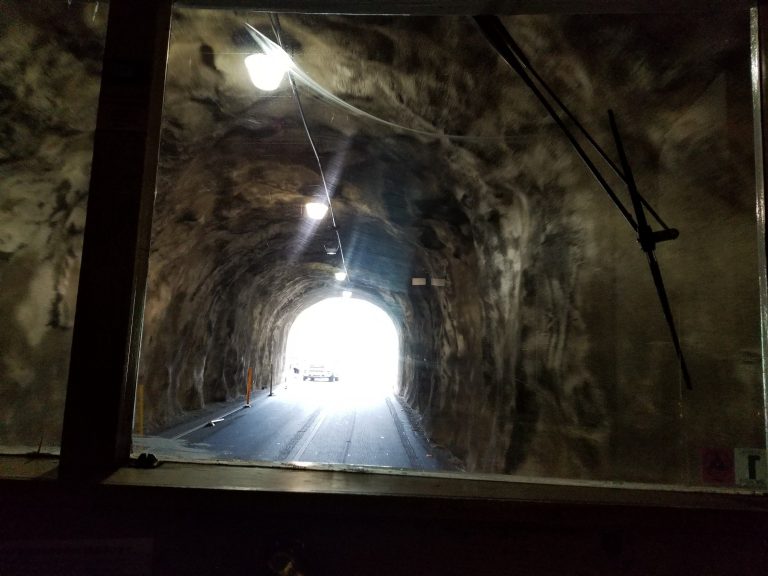ダイアモンドヘッドへの道。このトンネルを抜ければ！