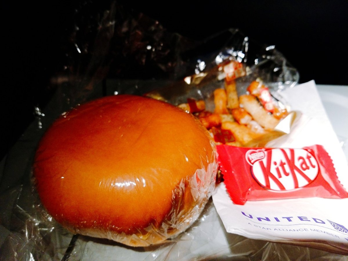 機内食1.5回目はハンバーガーの軽食：WDW&UORアメリカ新婚旅行