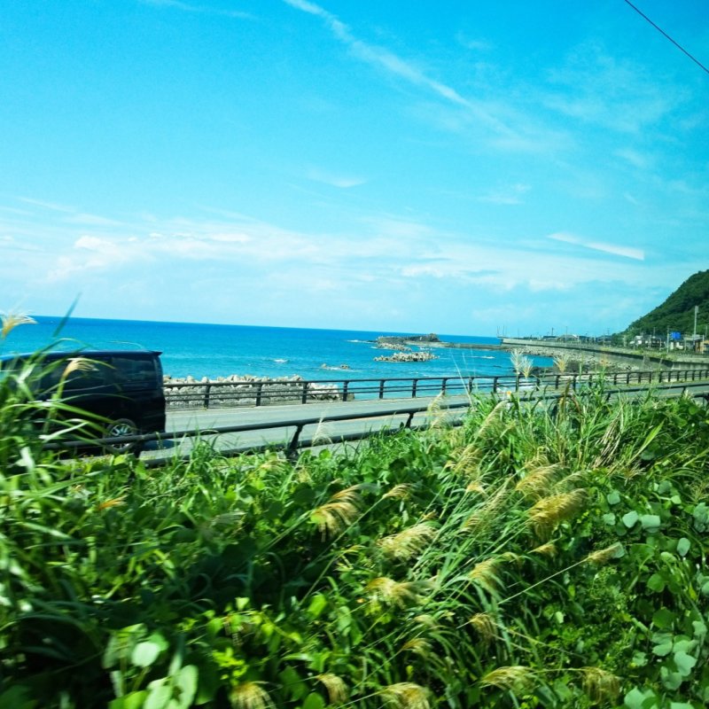 観光列車「海里」の車窓から。日本海を望む